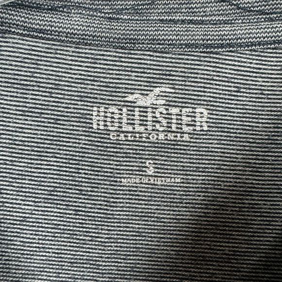 Hollister Long Sleeve - Picture 4 of 4